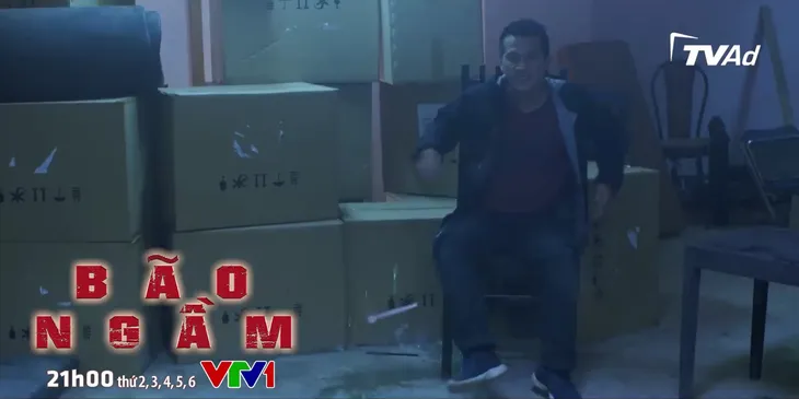 Bão ngầm - Tập 38: Đặt bom xe bất thành, em trai sinh đôi Toàn khỉ đốm bị bắt - Ảnh 5. Bão ngầm - Tập 38: Đặt bom xe bất thành, em trai sinh đôi Toàn khỉ đốm bị bắt - Ảnh 5.