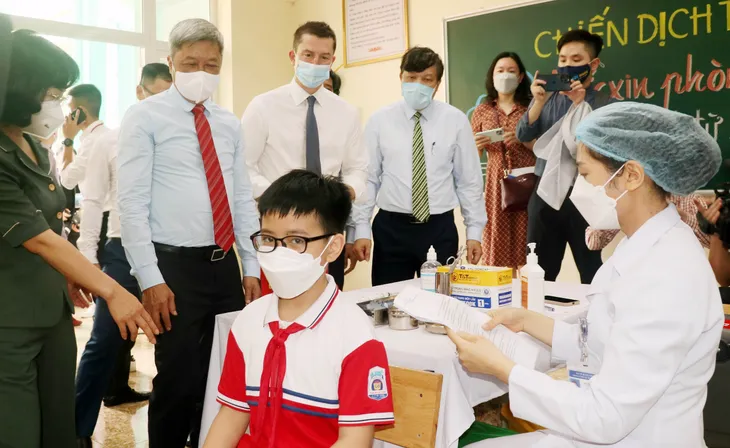 Gần 200 trẻ từ 5 - dưới 12 tuổi đầu tiên ở Việt Nam tiêm vaccine phòng COVID-19 - Ảnh 2. Gần 200 trẻ từ 5 - dưới 12 tuổi đầu tiên ở Việt Nam tiêm vaccine phòng COVID-19 - Ảnh 2.