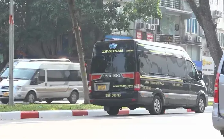 Xe limousine hợp đồng biến tướng ngày càng gia tăng - Ảnh 1. Xe limousine hợp đồng biến tướng ngày càng gia tăng - Ảnh 1.