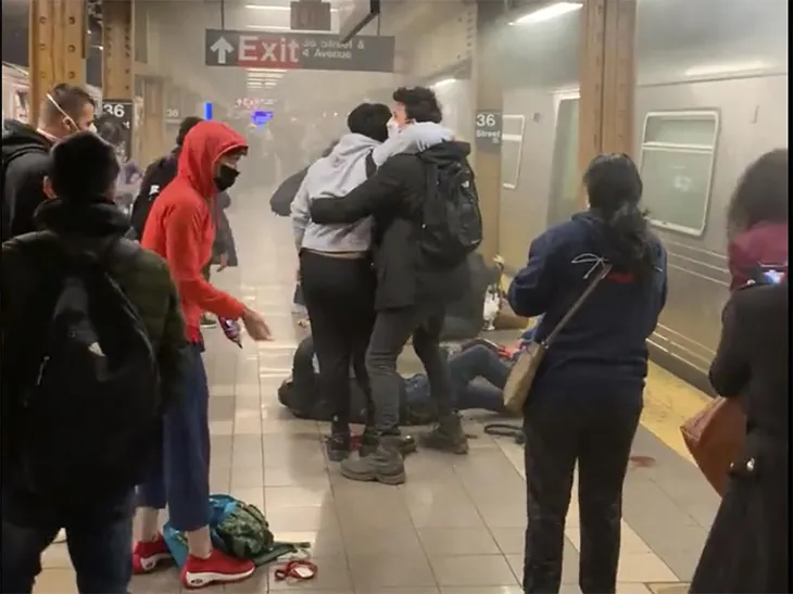 Nghi phạm nổ súng trên tàu điện ngầm ở New York: Các luật sư yêu cầu giám định tâm thần - Ảnh 1. Nghi phạm nổ súng trên tàu điện ngầm ở New York: Các luật sư yêu cầu giám định tâm thần - Ảnh 1.