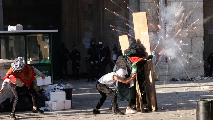 Người Palestine đụng độ với cảnh sát Israel tại thánh địa Jerusalem, hơn 150 người bị thương - Ảnh 1. Người Palestine đụng độ với cảnh sát Israel tại thánh địa Jerusalem, hơn 150 người bị thương - Ảnh 1.
