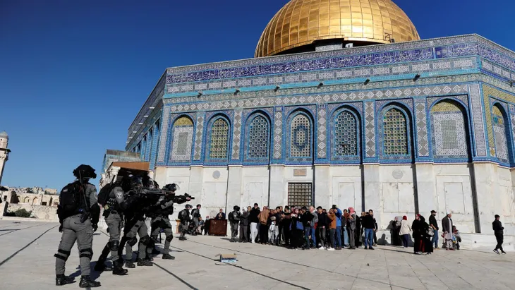 Người Palestine đụng độ với cảnh sát Israel tại thánh địa Jerusalem, hơn 150 người bị thương - Ảnh 4. Người Palestine đụng độ với cảnh sát Israel tại thánh địa Jerusalem, hơn 150 người bị thương - Ảnh 4.