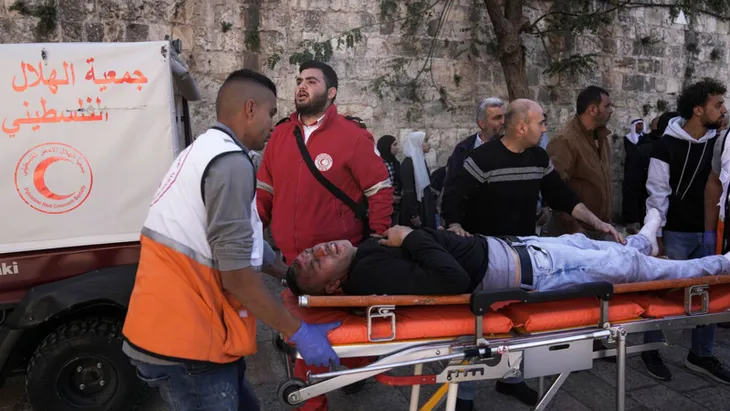 Người Palestine đụng độ với cảnh sát Israel tại thánh địa Jerusalem, hơn 150 người bị thương - Ảnh 5. Người Palestine đụng độ với cảnh sát Israel tại thánh địa Jerusalem, hơn 150 người bị thương - Ảnh 5.
