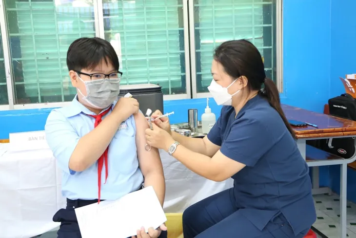 TP. Hồ Chí Minh: Hơn 10.000 trẻ lớp 6 đã được tiêm vaccine phòng COVID-19 - Ảnh 1. TP. Hồ Chí Minh: Hơn 10.000 trẻ lớp 6 đã được tiêm vaccine phòng COVID-19 - Ảnh 1.