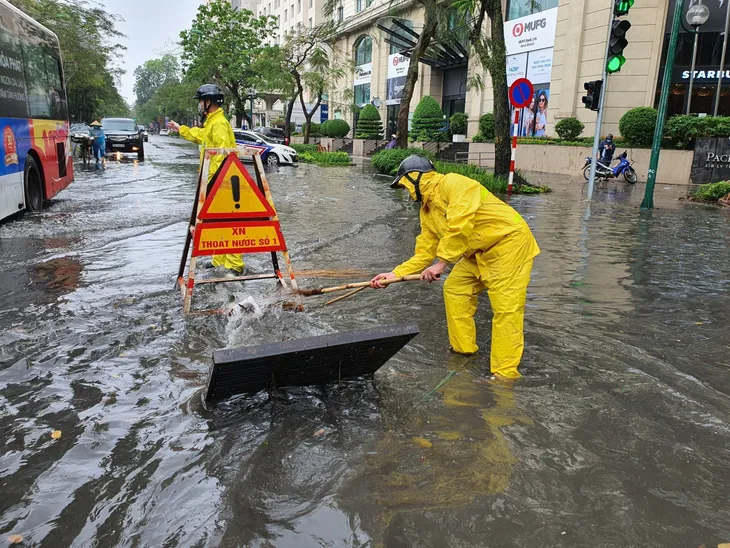 Hà Nội: Mưa lớn gây ngập tại một số khu vực nội đô - Ảnh 2. Hà Nội: Mưa lớn gây ngập tại một số khu vực nội đô - Ảnh 2.