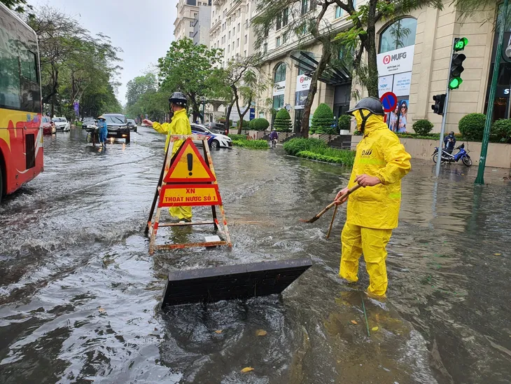 Hà Nội: Mưa lớn gây ngập tại một số khu vực nội đô - Ảnh 1. Hà Nội: Mưa lớn gây ngập tại một số khu vực nội đô - Ảnh 1.