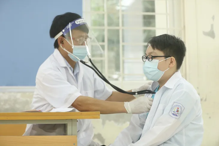 Ngày đầu tiên Hà Nội tiêm vaccine phòng COVID-19 cho trẻ dưới 12 tuổi - Ảnh 5. Ngày đầu tiên Hà Nội tiêm vaccine phòng COVID-19 cho trẻ dưới 12 tuổi - Ảnh 5.