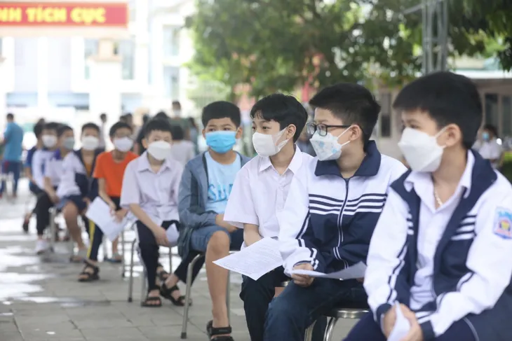 Ngày đầu tiên Hà Nội tiêm vaccine phòng COVID-19 cho trẻ dưới 12 tuổi - Ảnh 2. Ngày đầu tiên Hà Nội tiêm vaccine phòng COVID-19 cho trẻ dưới 12 tuổi - Ảnh 2.