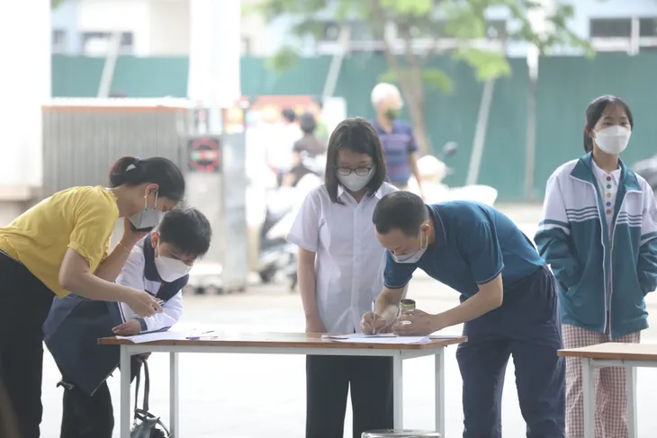 Ngày đầu tiên Hà Nội tiêm vaccine phòng COVID-19 cho trẻ dưới 12 tuổi - Ảnh 1. Ngày đầu tiên Hà Nội tiêm vaccine phòng COVID-19 cho trẻ dưới 12 tuổi - Ảnh 1.