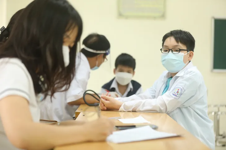 Ngày đầu tiên Hà Nội tiêm vaccine phòng COVID-19 cho trẻ dưới 12 tuổi - Ảnh 4. Ngày đầu tiên Hà Nội tiêm vaccine phòng COVID-19 cho trẻ dưới 12 tuổi - Ảnh 4.
