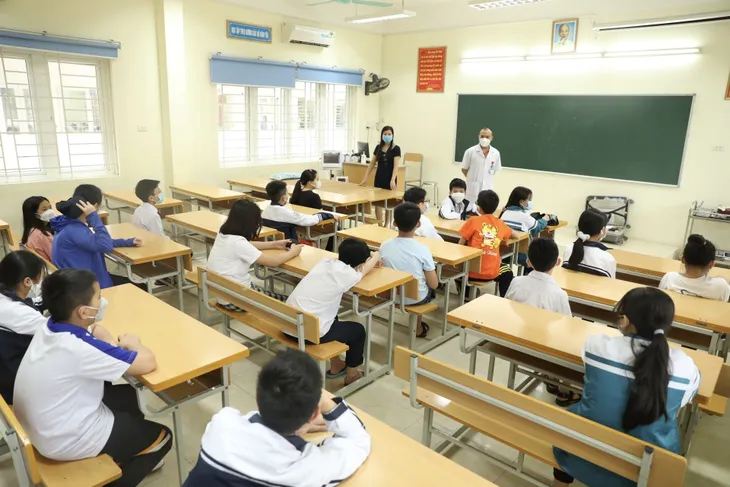 Ngày đầu tiên Hà Nội tiêm vaccine phòng COVID-19 cho trẻ dưới 12 tuổi - Ảnh 8. Ngày đầu tiên Hà Nội tiêm vaccine phòng COVID-19 cho trẻ dưới 12 tuổi - Ảnh 8.