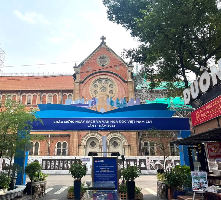 Đường sách TP Hồ Chí Minh - Nơi nuôi dưỡng tình yêu sách và văn hóa đọc trong thế hệ trẻ - Ảnh 2. Đường sách TP Hồ Chí Minh - Nơi nuôi dưỡng tình yêu sách và văn hóa đọc trong thế hệ trẻ - Ảnh 2.