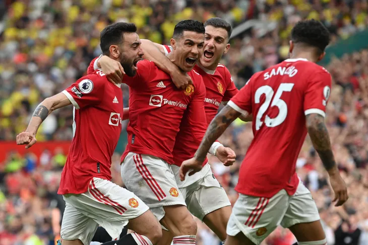 Ronaldo tặng quả bóng hat-trick cho đàn em - Ảnh 1. Ronaldo tặng quả bóng hat-trick cho đàn em - Ảnh 1.
