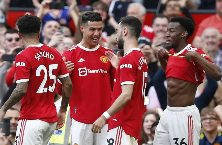 Ronaldo được thưởng khủng sau cú hat-trick vào lưới Norwich - Ảnh 2. Ronaldo được thưởng khủng sau cú hat-trick vào lưới Norwich - Ảnh 2.