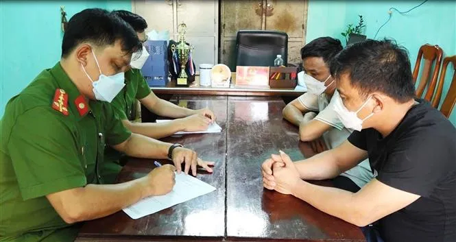 Bắt 8 đối tượng đánh bạc, thu giữ hơn 250 triệu đồng - Ảnh 3. Bắt 8 đối tượng đánh bạc, thu giữ hơn 250 triệu đồng - Ảnh 3.