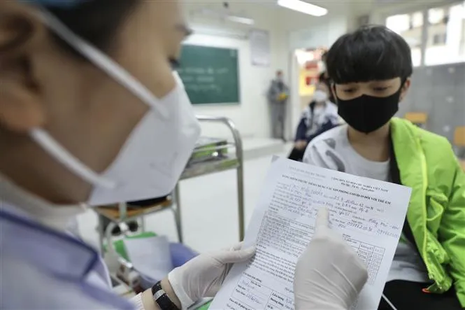 Hà Nội tiêm vaccine phòng COVID-19 cho trẻ em: Phụ huynh yên tâm, học sinh hào hứng - Ảnh 3. Hà Nội tiêm vaccine phòng COVID-19 cho trẻ em: Phụ huynh yên tâm, học sinh hào hứng - Ảnh 3.