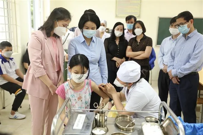 Hà Nội tiêm vaccine phòng COVID-19 cho trẻ em: Phụ huynh yên tâm, học sinh hào hứng - Ảnh 2. Hà Nội tiêm vaccine phòng COVID-19 cho trẻ em: Phụ huynh yên tâm, học sinh hào hứng - Ảnh 2.