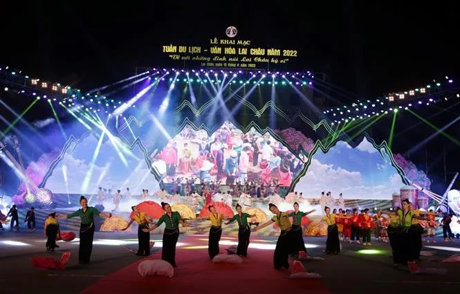 Đa sắc màu Carnaval diễn diễu đường phố tại Lai Châu - Ảnh 1. Đa sắc màu Carnaval diễn diễu đường phố tại Lai Châu - Ảnh 1.