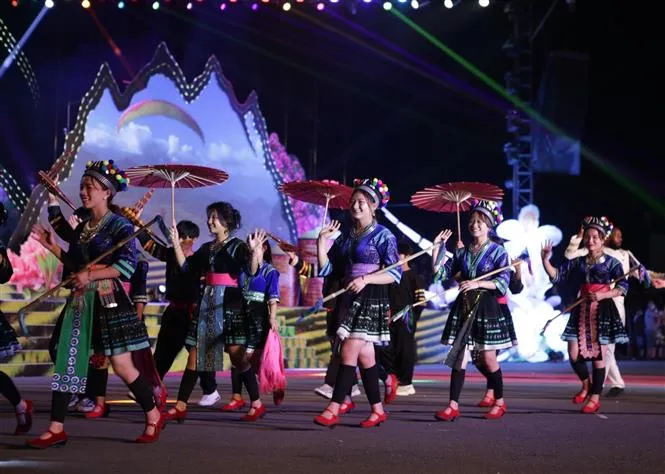 Đa sắc màu Carnaval diễn diễu đường phố tại Lai Châu - Ảnh 3. Đa sắc màu Carnaval diễn diễu đường phố tại Lai Châu - Ảnh 3.