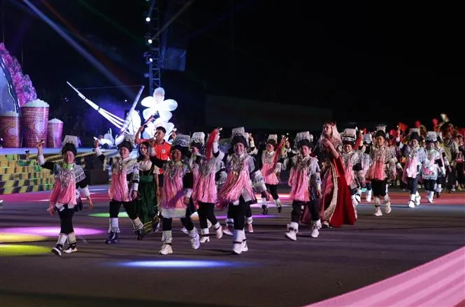 Đa sắc màu Carnaval diễn diễu đường phố tại Lai Châu - Ảnh 2. Đa sắc màu Carnaval diễn diễu đường phố tại Lai Châu - Ảnh 2.