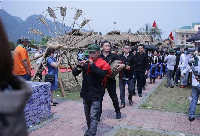 Đa sắc màu Carnaval diễn diễu đường phố tại Lai Châu - Ảnh 5. Đa sắc màu Carnaval diễn diễu đường phố tại Lai Châu - Ảnh 5.