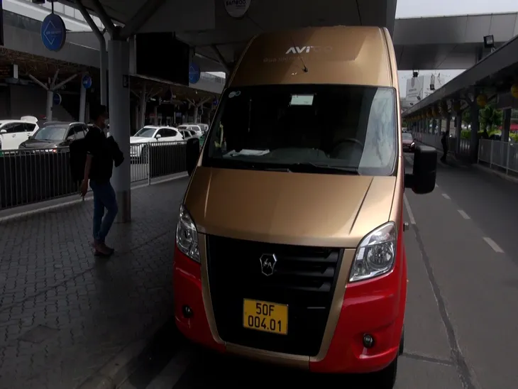 Xe bus được đón khách ở ga quốc nội Tân Sơn Nhất - Ảnh 2. Xe bus được đón khách ở ga quốc nội Tân Sơn Nhất - Ảnh 2.