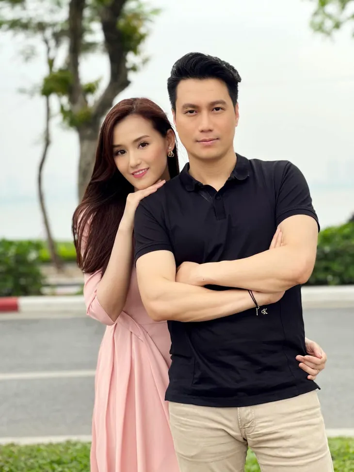 Diễn viên Việt tuần qua: Mạnh Trường khoe ảnh bên vợ năm lớp 11, Việt Hoa lên đồ cực xinh - Ảnh 2. Diễn viên Việt tuần qua: Mạnh Trường khoe ảnh bên vợ năm lớp 11, Việt Hoa lên đồ cực xinh - Ảnh 2.