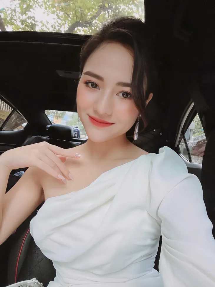 Diễn viên Việt tuần qua: Mạnh Trường khoe ảnh bên vợ năm lớp 11, Việt Hoa lên đồ cực xinh - Ảnh 16. Diễn viên Việt tuần qua: Mạnh Trường khoe ảnh bên vợ năm lớp 11, Việt Hoa lên đồ cực xinh - Ảnh 16.