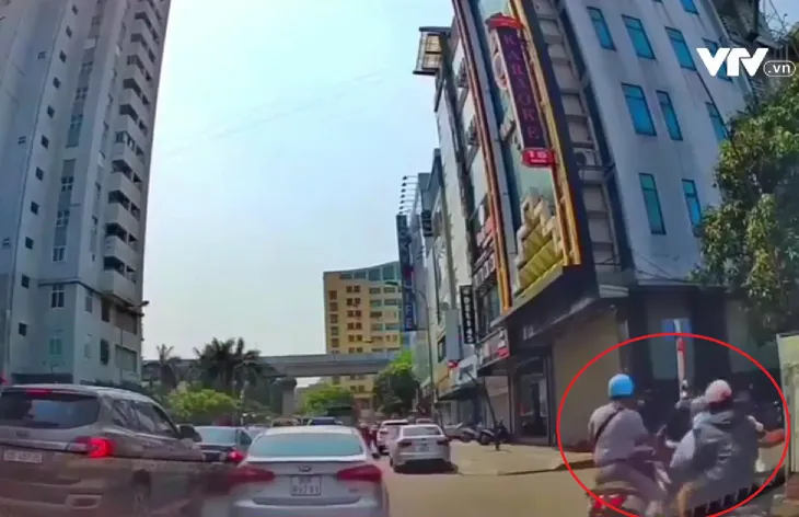 Luồn lách sang đường bất cẩn, cả người và xe lao lên vỉa hè - Ảnh 1. Luồn lách sang đường bất cẩn, cả người và xe lao lên vỉa hè - Ảnh 1.