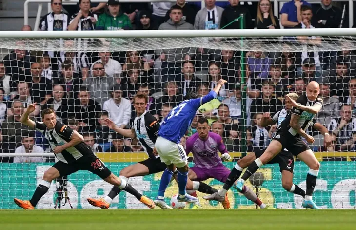 Newcastle ngược dòng thắng Leicester ở phút bù giờ - Ảnh 1. Newcastle ngược dòng thắng Leicester ở phút bù giờ - Ảnh 1.