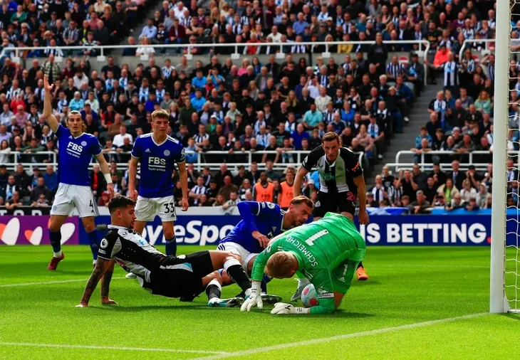 Newcastle ngược dòng thắng Leicester ở phút bù giờ - Ảnh 2. Newcastle ngược dòng thắng Leicester ở phút bù giờ - Ảnh 2.