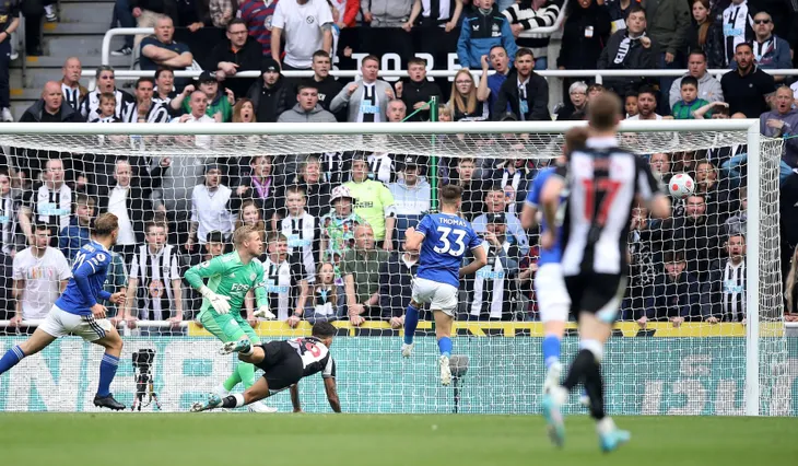 Newcastle ngược dòng thắng Leicester ở phút bù giờ - Ảnh 3. Newcastle ngược dòng thắng Leicester ở phút bù giờ - Ảnh 3.