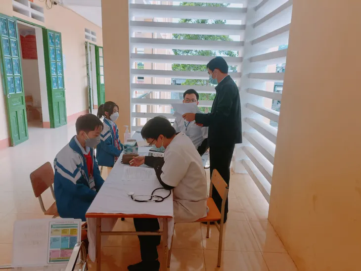 Lào Cai bắt đầu tiêm vaccine phòng COVID-19 cho trẻ từ 5 đến dưới 12 tuổi - Ảnh 1. Lào Cai bắt đầu tiêm vaccine phòng COVID-19 cho trẻ từ 5 đến dưới 12 tuổi - Ảnh 1.
