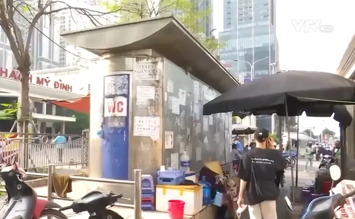 Bất cập nhà vệ sinh công cộng: Vừa thiếu, vừa lạc hậu - Ảnh 1. Bất cập nhà vệ sinh công cộng: Vừa thiếu, vừa lạc hậu - Ảnh 1.