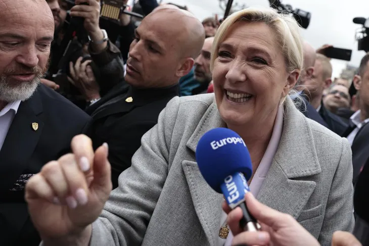 Thăm dò ý kiến trước bầu cử Tổng thống Pháp: Ông Macron dẫn trước bà Le Pen - Ảnh 1. Thăm dò ý kiến trước bầu cử Tổng thống Pháp: Ông Macron dẫn trước bà Le Pen - Ảnh 1.