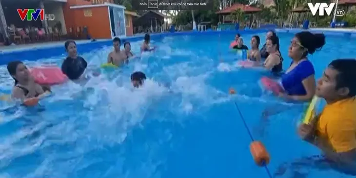 Nhiều phụ nữ Nicaragua học bơi để vượt biên vào Mỹ - Ảnh 1. Nhiều phụ nữ Nicaragua học bơi để vượt biên vào Mỹ - Ảnh 1.