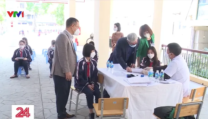 Kiểm tra đột xuất, giám sát an toàn tiêm chủng cho trẻ từ 5 đến dưới 12 tuổi - Ảnh 1. Kiểm tra đột xuất, giám sát an toàn tiêm chủng cho trẻ từ 5 đến dưới 12 tuổi - Ảnh 1.