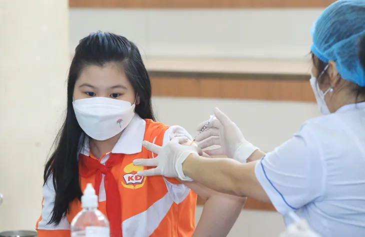 Đẩy mạnh tiêm vaccine phòng COVID-19 cho trẻ em, xây dựng kế hoạch tiêm mũi 4 - Ảnh 1. Đẩy mạnh tiêm vaccine phòng COVID-19 cho trẻ em, xây dựng kế hoạch tiêm mũi 4 - Ảnh 1.