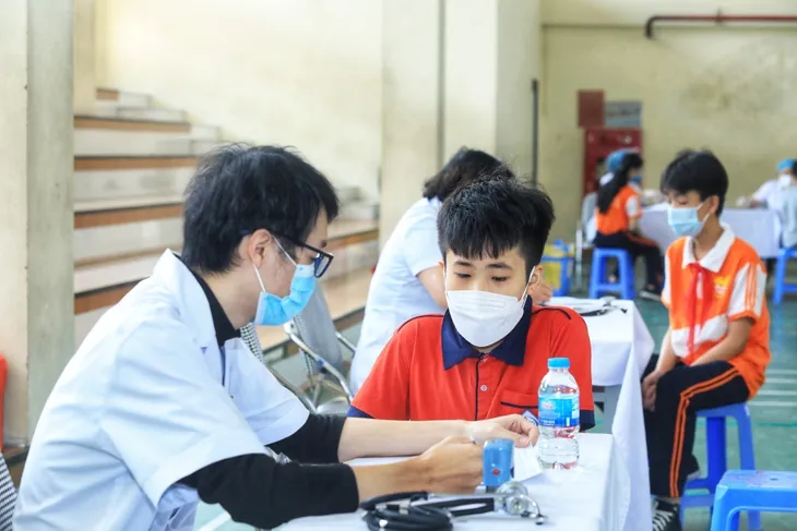 Không nên cho trẻ vận động mạnh sau tiêm vaccine ngừa COVID-19 3 ngày - Ảnh 1. Không nên cho trẻ vận động mạnh sau tiêm vaccine ngừa COVID-19 3 ngày - Ảnh 1.