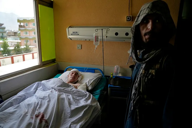 Nổ bom hàng loạt tại trường nam sinh ở Afghanistan, gần 20 người thương vong - Ảnh 1. Nổ bom hàng loạt tại trường nam sinh ở Afghanistan, gần 20 người thương vong - Ảnh 1.