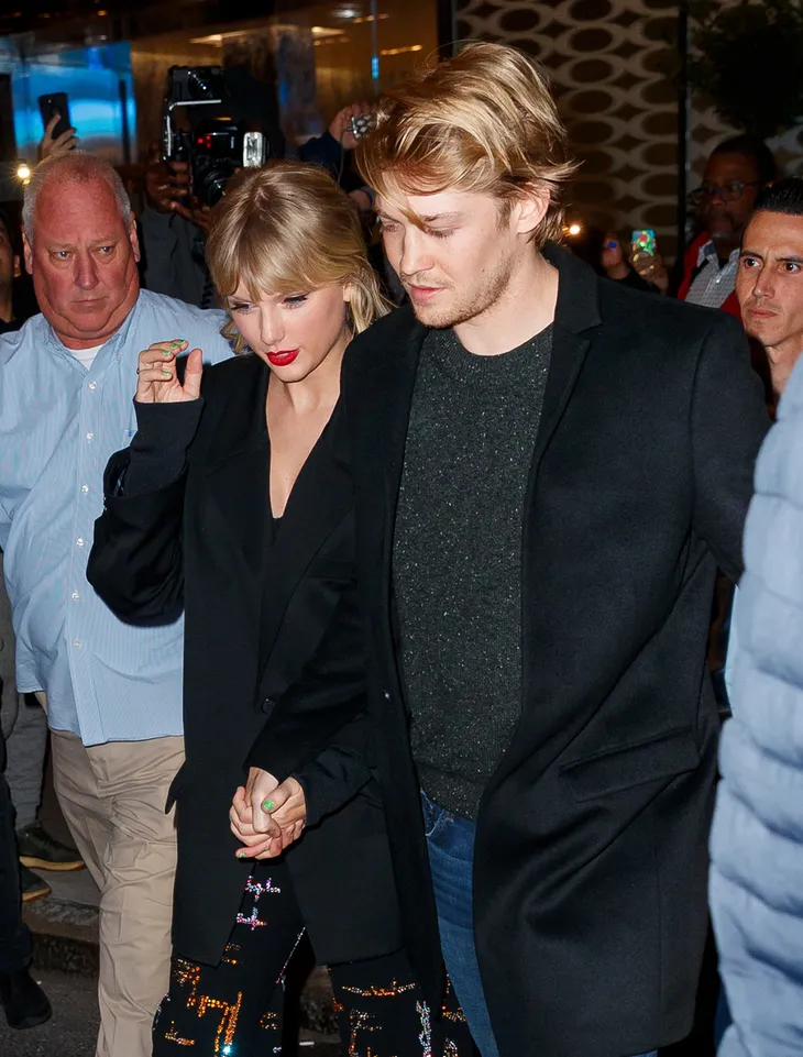 Bạn trai Taylor Swift không muốn chuyện tình cảm bị soi mói - Ảnh 1. Bạn trai Taylor Swift không muốn chuyện tình cảm bị soi mói - Ảnh 1.