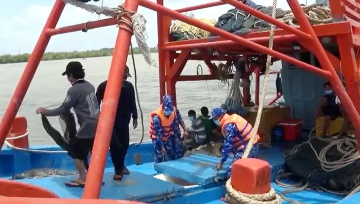 Tàu cá chưa đăng ký, tự ý kẻ biển nước ngoài đánh bắt trái phép - Ảnh 2. Tàu cá chưa đăng ký, tự ý kẻ biển nước ngoài đánh bắt trái phép - Ảnh 2.