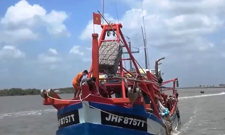 Tàu cá chưa đăng ký, tự ý kẻ biển nước ngoài đánh bắt trái phép - Ảnh 1. Tàu cá chưa đăng ký, tự ý kẻ biển nước ngoài đánh bắt trái phép - Ảnh 1.
