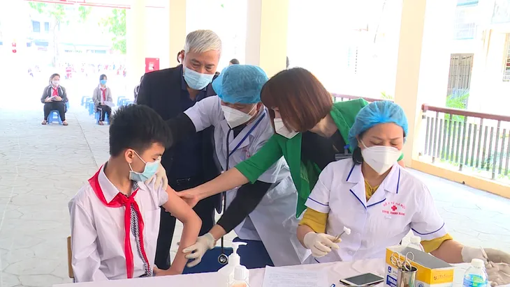 Tăng cường phối hợp giữa nhà trường với phụ huynh trong triển khai tiêm phòng cho trẻ - Ảnh 2. Tăng cường phối hợp giữa nhà trường với phụ huynh trong triển khai tiêm phòng cho trẻ - Ảnh 2.