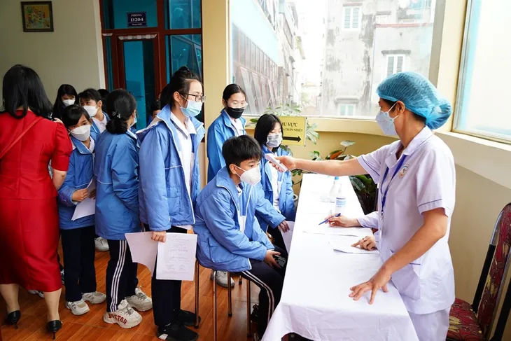 Hải Phòng bắt đầu tiêm vaccine phòng COVID-19 cho trẻ từ 5 đến dưới 12 tuổi - Ảnh 1. Hải Phòng bắt đầu tiêm vaccine phòng COVID-19 cho trẻ từ 5 đến dưới 12 tuổi - Ảnh 1.