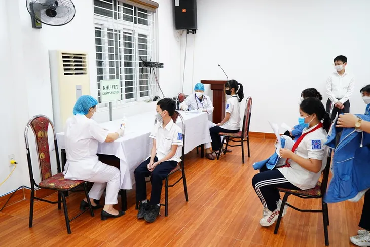 Hải Phòng bắt đầu tiêm vaccine phòng COVID-19 cho trẻ từ 5 đến dưới 12 tuổi - Ảnh 2. Hải Phòng bắt đầu tiêm vaccine phòng COVID-19 cho trẻ từ 5 đến dưới 12 tuổi - Ảnh 2.