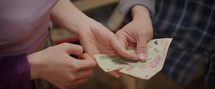 Thương ngày nắng về 2 - Tập 9: Sở hữu gương mặt gợi lừa, cậu Vượng lại sập bẫy gái trẻ? - Ảnh 1.