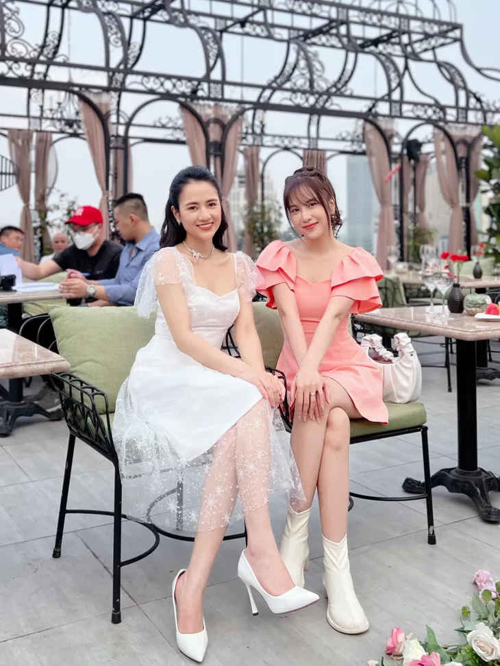 Khó tin hai nữ diễn viên trong Anh có phải đàn ông không? bằng tuổi nhau - Ảnh 1. Khó tin hai nữ diễn viên trong Anh có phải đàn ông không? bằng tuổi nhau - Ảnh 1.