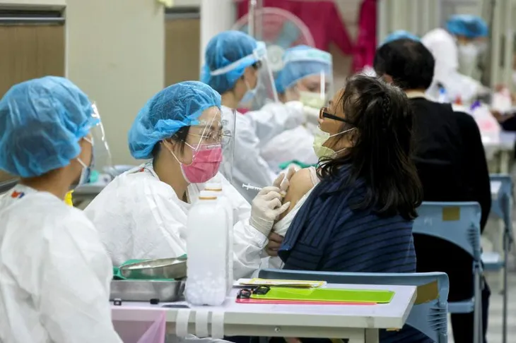 Đài Loan (Trung Quốc) phê duyệt tiêm mũi vaccine COVID-19 tăng cường thứ 2 và thứ 3 - Ảnh 1. Đài Loan (Trung Quốc) phê duyệt tiêm mũi vaccine COVID-19 tăng cường thứ 2 và thứ 3 - Ảnh 1.
