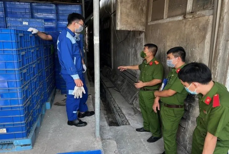 Đồng Nai: Bắt quả tang doanh nghiệp xả chất thải nguy hại ra môi trường - Ảnh 2. Đồng Nai: Bắt quả tang doanh nghiệp xả chất thải nguy hại ra môi trường - Ảnh 2.